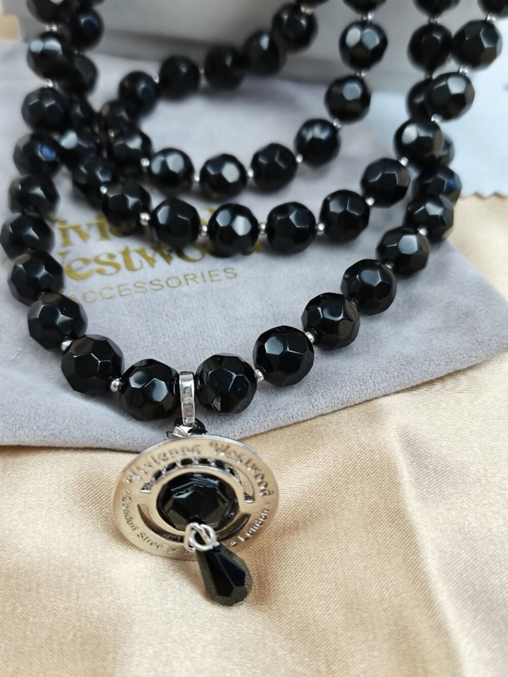 Vivienne Westwood Three Row Pearl Bas Relief Choker in Silver (Brand New) - Picture 4 of 13